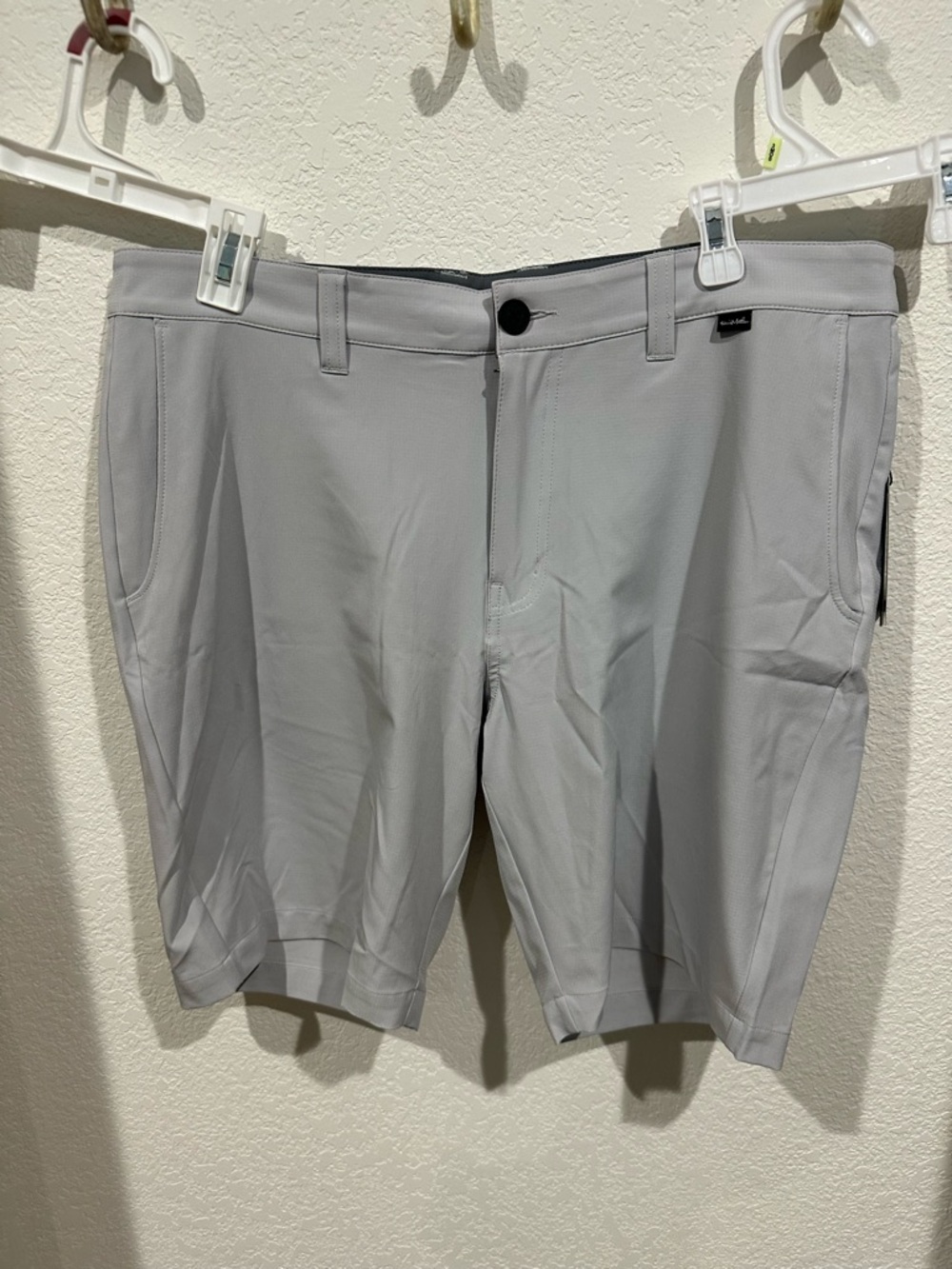 Travis Mathew Men's Flat Front Performance Golf Starnes Shorts in Micro Chip
